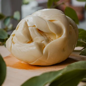 Queso Oaxaca Mily artesanal de pasta hilada con textura suave y trenzada