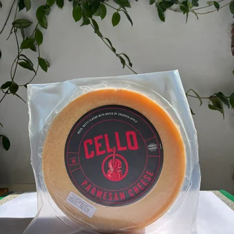 Rueda de queso parmesano Cello añejado 12 meses en empaque al vacío