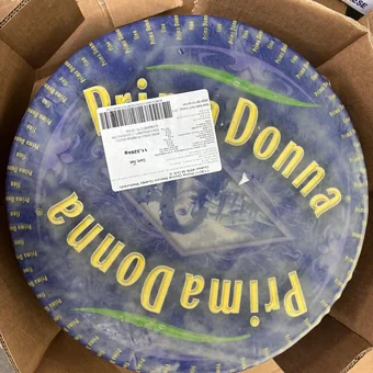 Rueda de queso Prima Donna Fino en empaque original dentro de caja